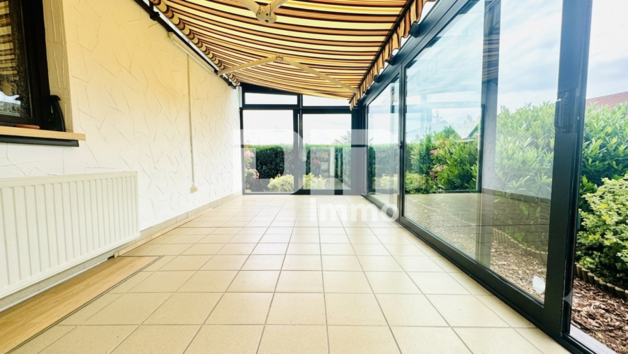 Solider Familien-Bungalow mit großem Potenzial in ruhiger Lage mit Wintergarten und Garage - EG Wintergarten / Zugang Gartenbereich